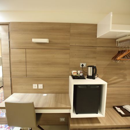 Holiday Inn Gurugram Sector 90 By Ihg Gurgaon Exterior foto A room at the hotel