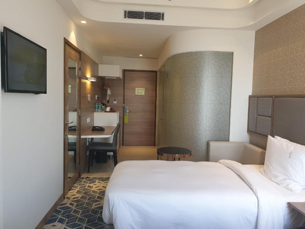 Holiday Inn Gurugram Sector 90 By Ihg Gurgaon Exterior foto A room at the hotel