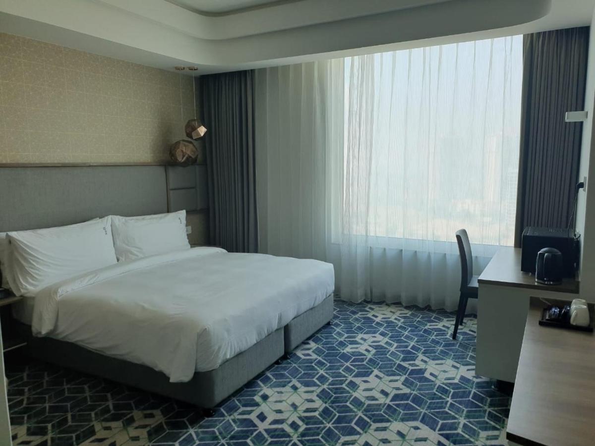 Holiday Inn Gurugram Sector 90 By Ihg Gurgaon Exterior foto A room at the hotel