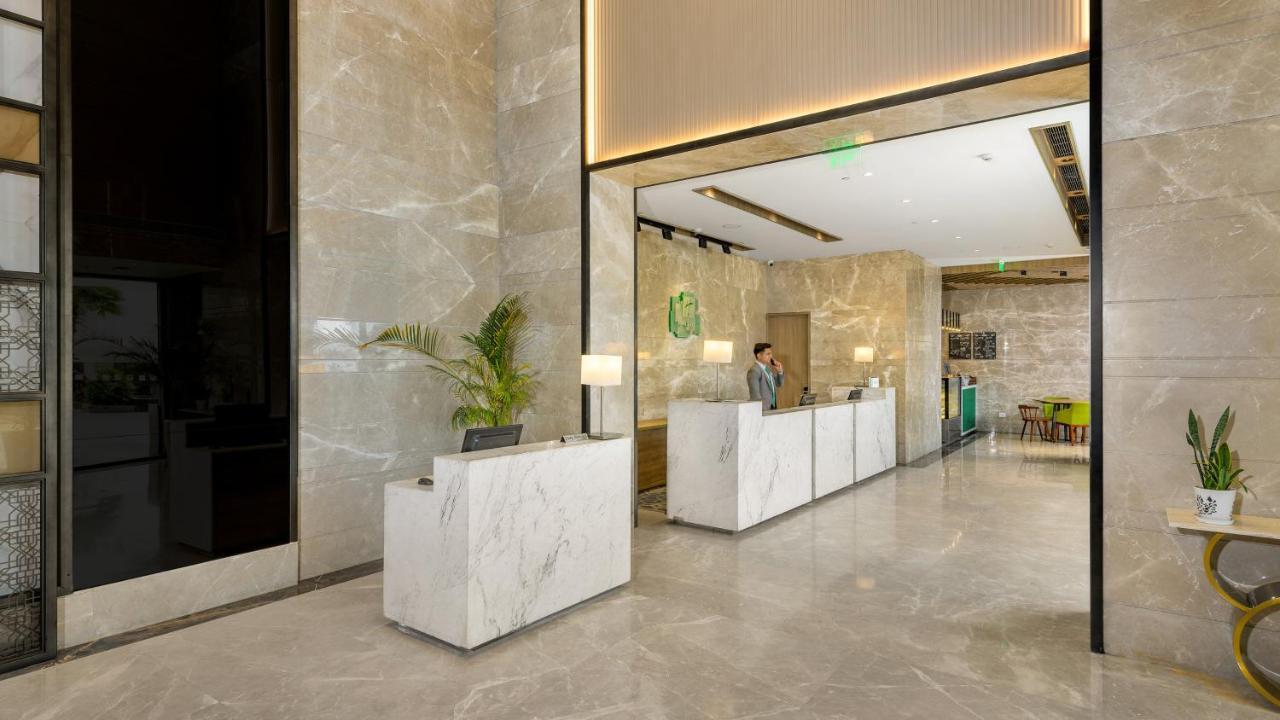 Holiday Inn Gurugram Sector 90 By Ihg Gurgaon Exterior foto Lobby